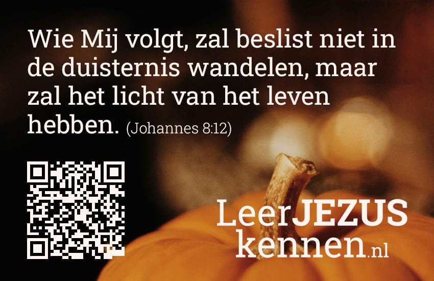 Achterkant van het visitekaartje, met Johannes 8:12 en een QR-code
